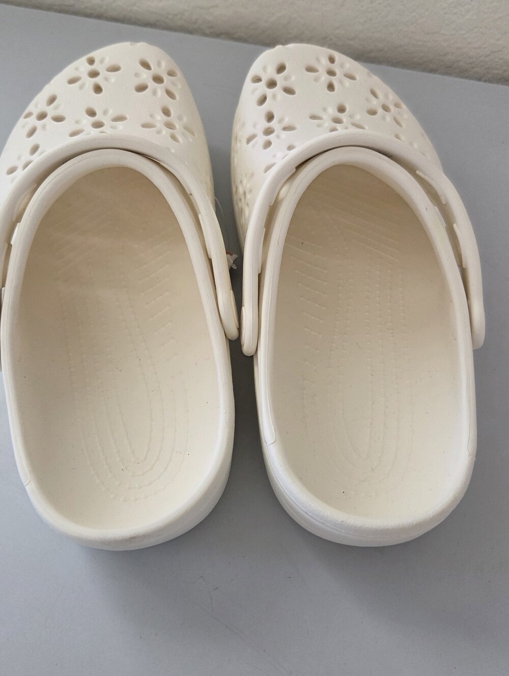 Crocs Classic Floral Cut-Out Clogs in the color Chalk L7 M5 - Picture 3 of 6